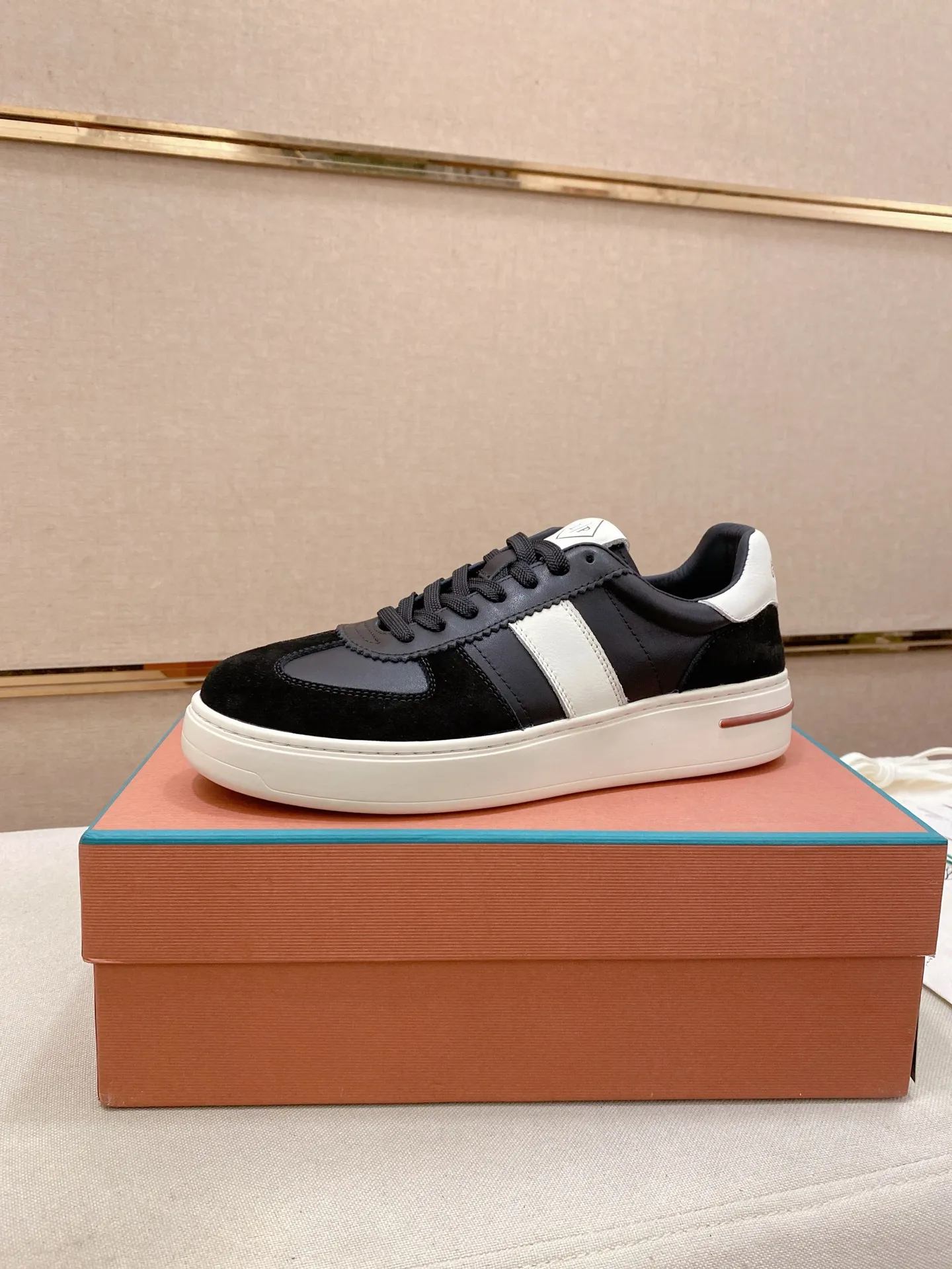 Men's shoes💰: 580💰🔥𝐥𝐨𝐫𝐨 𝐏𝐢𝐚𝐧𝐚 lp classic loafers, an Italian treasure brand, the only brand that can match Hermès! Only after wearing it do we realize that we can’t live up to our feet. The upper is made of imported first-layer cowhide with breathable fly-knit fabric, water-dyed cowhide foot pads, and the official original glass rubber outsole and pendant. Exclusive original packaging (tag ➕ brand paper ➕ outer box ➕ hand bag) code number: 38-44. Can be customized 45-46